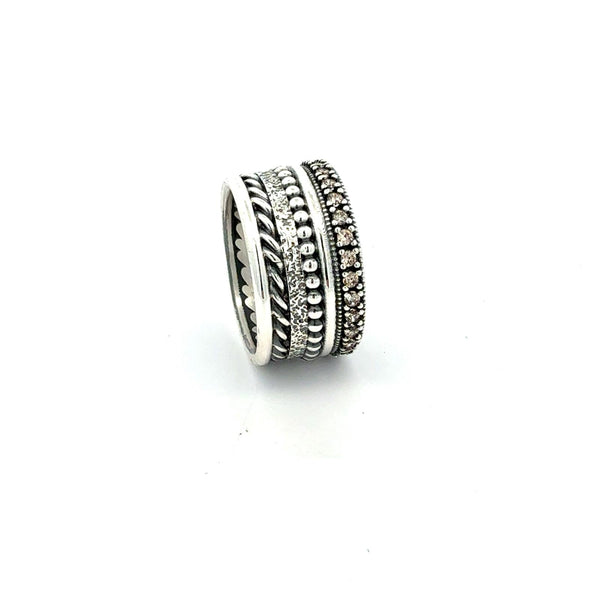 Anillo ancho con detalles en relieve
