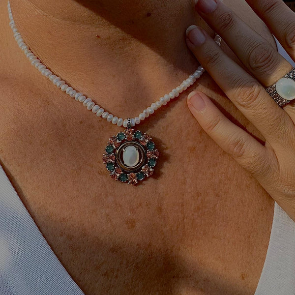 Collar con Medallón de Madreperla