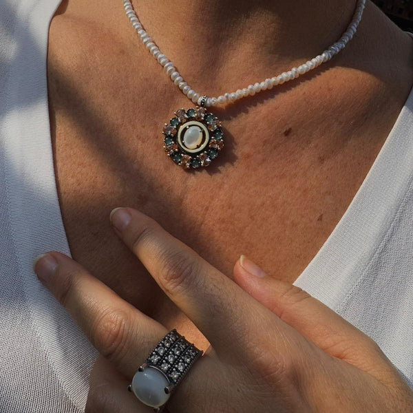 Collar con Medallón de Madreperla