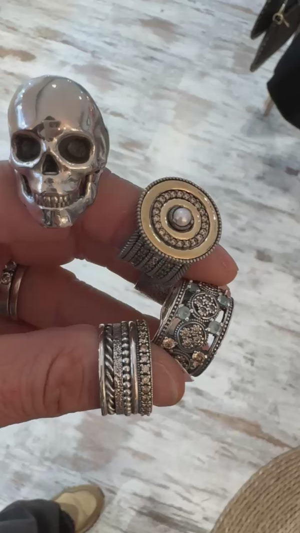 Anillo ancho con detalles en relieve